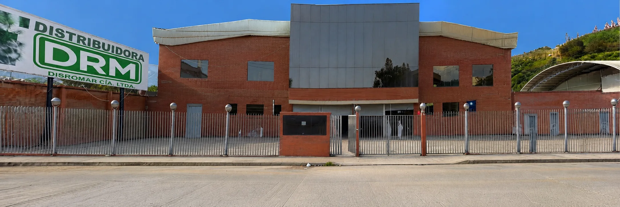 Fachada de una bodega de distribución en una avenida